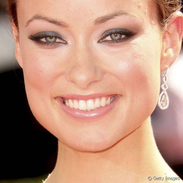 Para o Emmy Awards de 2009, Olivia optou por contornar os olhos com sombra cinza esfumada